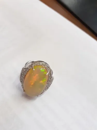 Anel em ouro branco modelo oval brilhantes e opala Austráliana 
