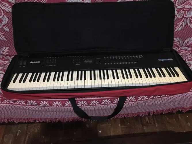 Teclado Alesis QS8 com bag e suporte