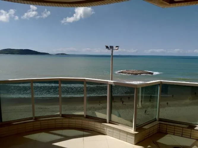Apto de luxo , frente a praia com 3 quartos sendo 1 suíte e 2 vagas de garagem