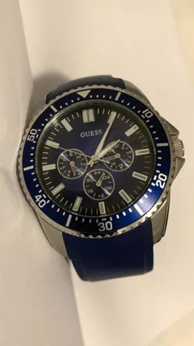 Relógio Guess com pulseira de borracha