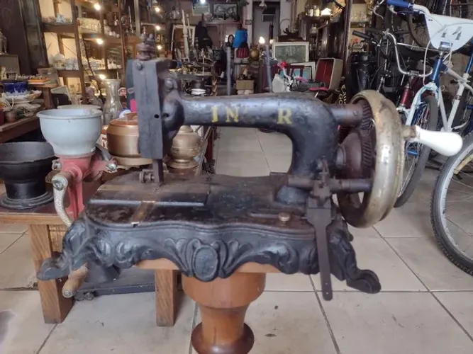 Antiga máquina de costura manual. 