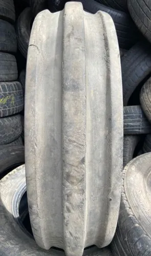 Pneu 9.00-16 Goodyear semi novo sem defeitos (não é riscado)