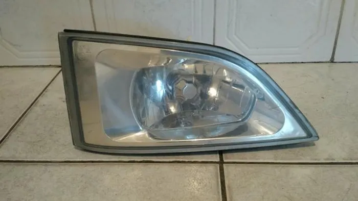 Farol direito Towner 2013