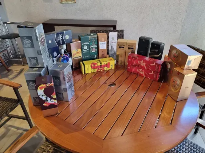 Baixei! Barato! Vendo 26 garrafas de whisky (uísque) vazias para decoração