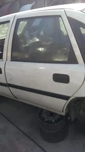 Porta traseira Esq original Vectra 96. ( sem acessórios lisa)
