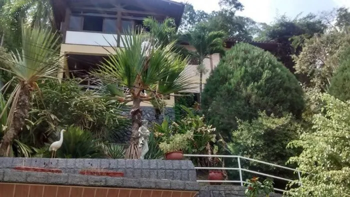 Casa Triplex com 550m², 5 quartos, piscina e churrasqueira em Itaipu - Niterói - RJ