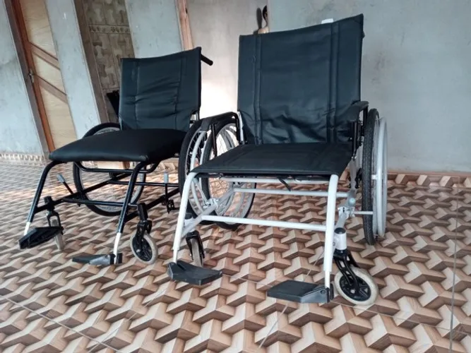 Vendo essas cadeiras de rodas para obesos 60cm de largura o acento suporta 200kg