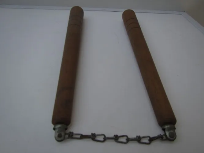 Nunchaku antigo de madeira