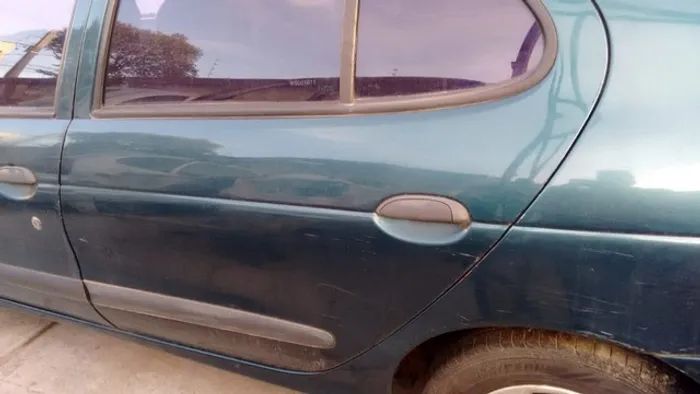 Porta traseira esquerda, Renault Megane, 1998, lisa sem acessórios.