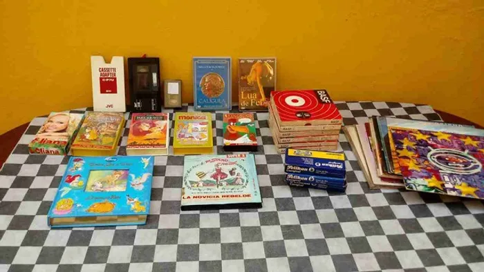 Adaptador Fita Vhs, original, bom estado. E outros.