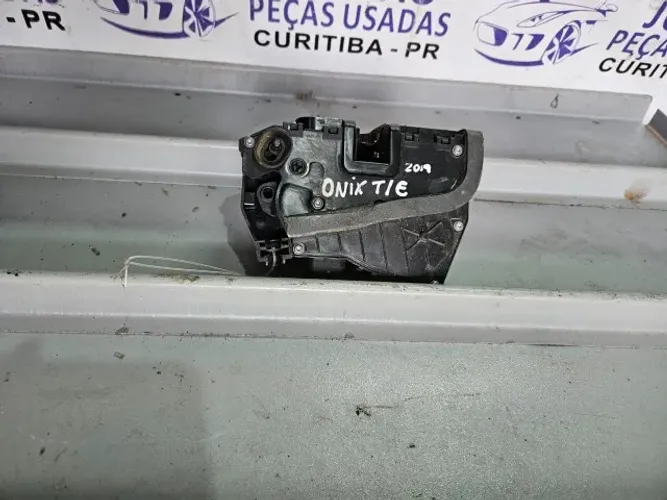Fechadura traseira esquerda Onix 2019