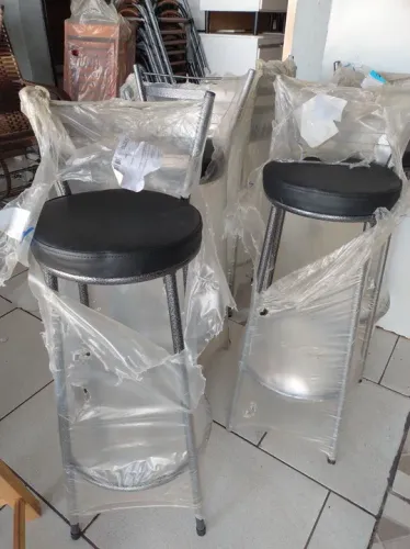 Banqueta alta novas estofada