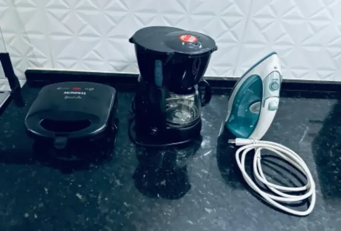 Cafeteira, Saduicheira e ferro elétrico 