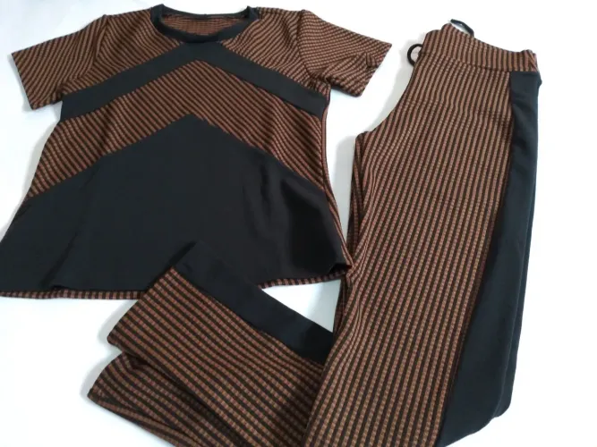 Conjunto de Blusa e Calça Listrada Marrom e Preto