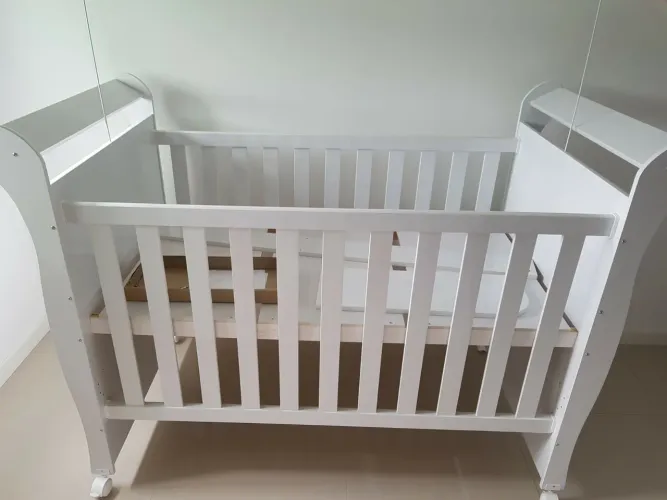 Berço-Cama branco *Sonho Encantado* com rodas