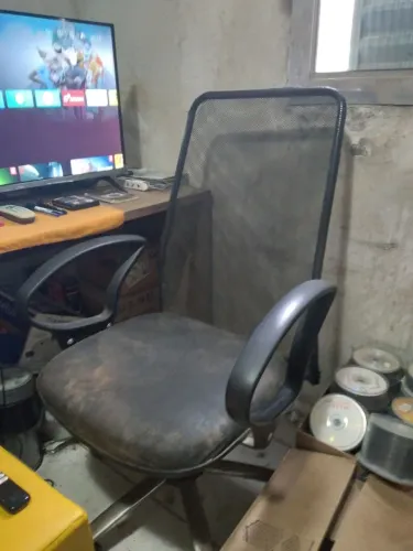 Cadeira de escritório com encosto em tela