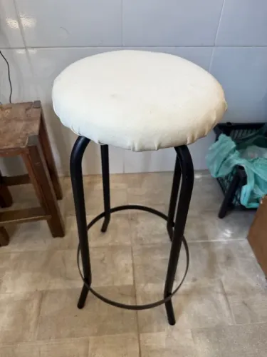 Banqueta alta com assento estofado antigo