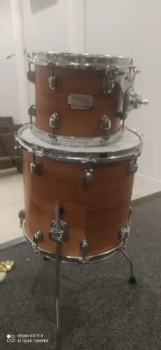 Vendo tom e surdo bateria