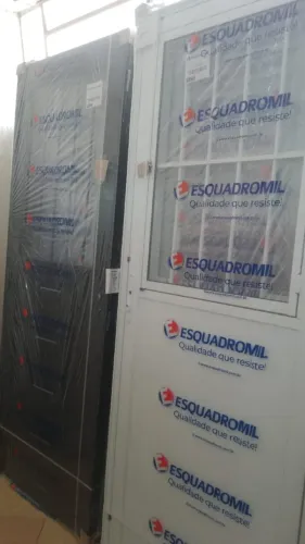 Promoção Porta de Alumínio Lambri Com Postigo (grade e vidro) - branca ou preta R$999,90