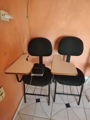02 Cadeiras universitárias com prancheta