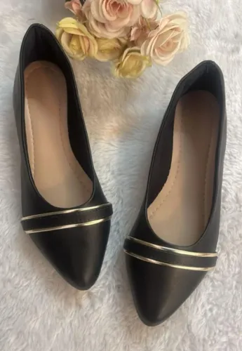 Sapatilhas Femininas Preta com Detalhe Dourado