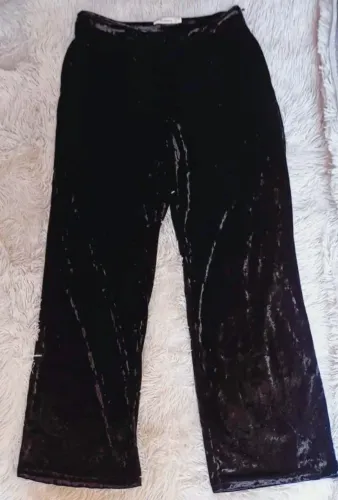 Roupa feminina de veludo.