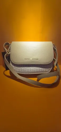 Bolsa Tommy Hilfiger bege e off white, transversal, de couro sintético, original