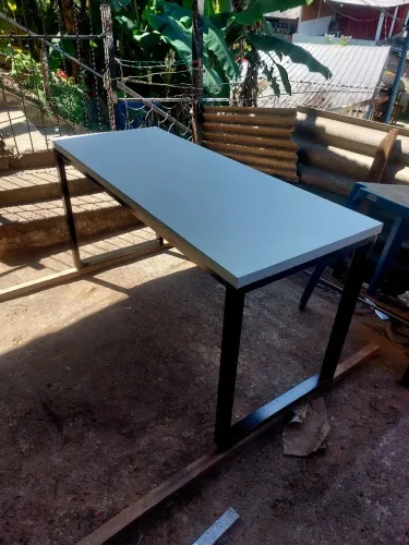 Mesa de Jantar Moderna com Tampo Branco