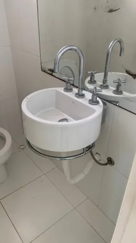 Cuba redonda marca DECA com porta toalhas e torneira com os misturadores