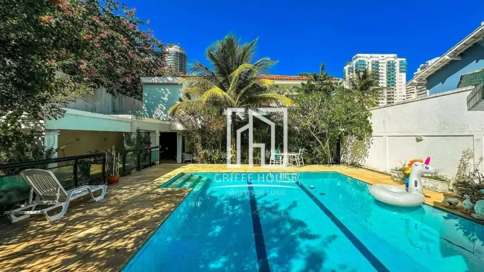 Casa com 4 Suítes e Lazer Completo no Condomínio Santa Lúcia Barra da Tijuca