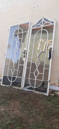 Portas de Ferro Maciço Estilo Colonial com Vidro