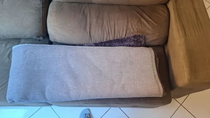 Sofá de canto confortável e espaçoso.
