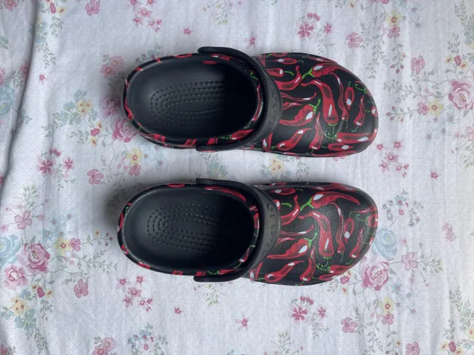Chinelos Crocs Coloridos com Estampa de Pimenta