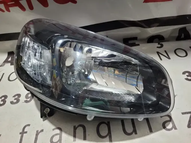 Farol lado direito Uno 2016/ Máscara Negra Fiorino 2020/
