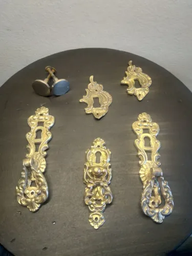 Puxadores e espelho de fechadura em bronze
