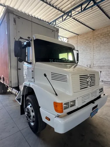 Mercedes Benz 1621 com Baú Sider