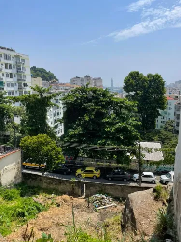 Terreno no centro. Projeto para construção aprovado. Vista livre para o Bairro de Fátima