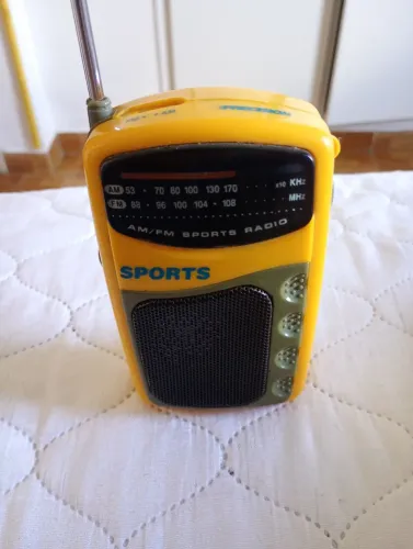 Vendo rádio de bolso, antigo AM e FM funcionando.