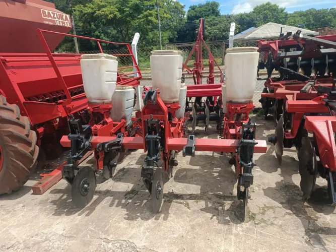 Plantadeira Jumil 2090 3 linhas.
