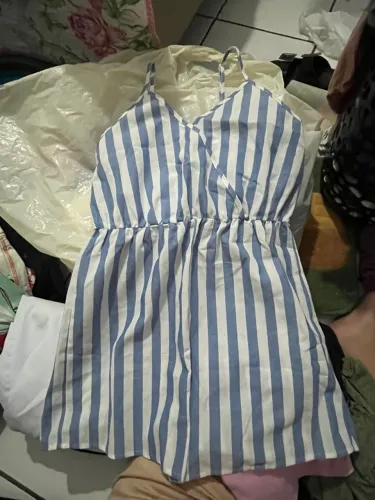 Macacão listrado azul e branco