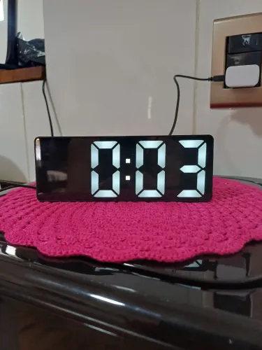 Relógio digital de mesa
