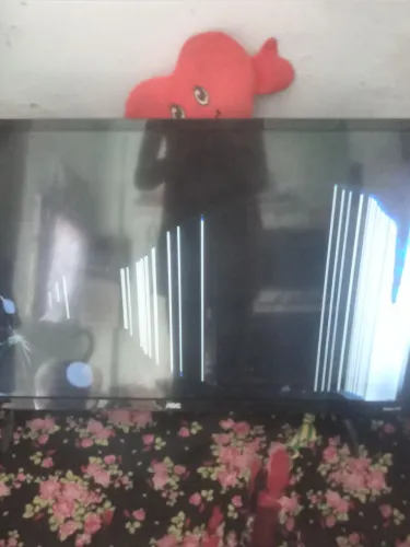Tv com aoc 32 pegadas com a tela quebrada.
