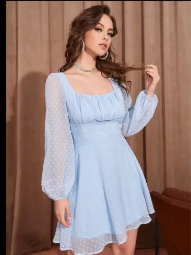 Vestido Azul Claro com Detalhes Delicados