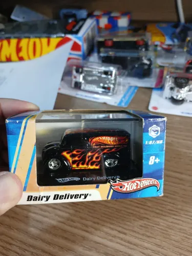Hot Wheels Dairy Delivery - Miniatura Colecionável - Escala 1:87