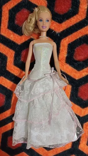 Barbie Noiva com colar e sapatinho - mattel 2005