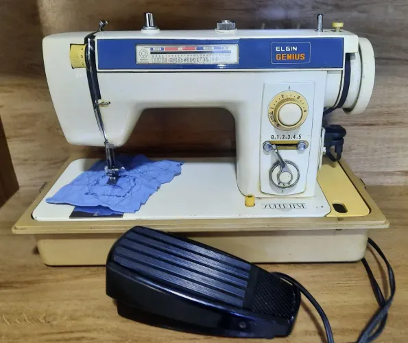 Máquina de Costura Elgin Genius Super leve