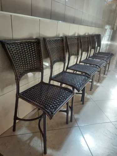 Cadeiras de alumínio e fibra sintética.