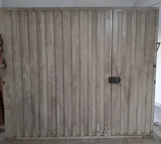 Portão basculante p/ garagem c/ social 260x224 em excelente estado de conservação