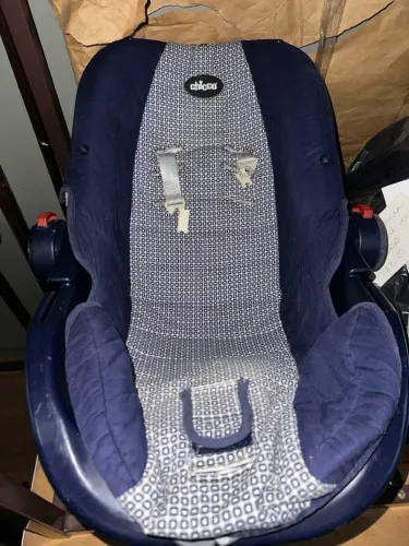 Bebê conforto Chicco Azul marinho com detalhes cinza