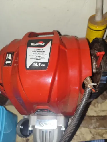 Roçadeira a Gasolina Toyama 38.9cc